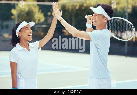 Tennis, High Five und Teamarbeit mit Athleten beim Training, Workout und Fitness-Sport-Aktivität auf dem Spielfeld zusammen. Motivation, Sport und Unterstützung Stockfoto