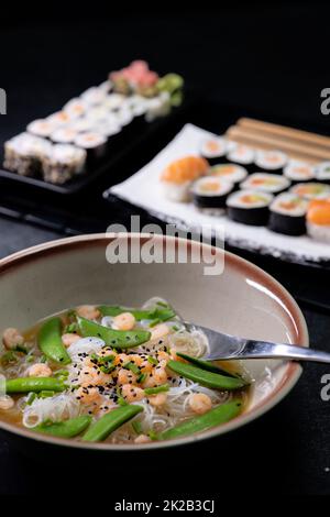 Verschiedene Gerichte der asiatischen Küche mit typischem Sushi Stockfoto