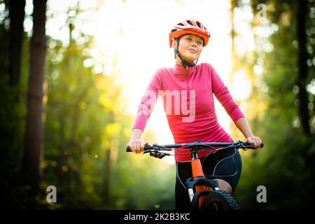 Hübsche, junge Frau Radtouren mit dem Mountainbike genießen, gesunden, aktiven Lebensstil im Freien im Sommer (flacher DOF) Stockfoto