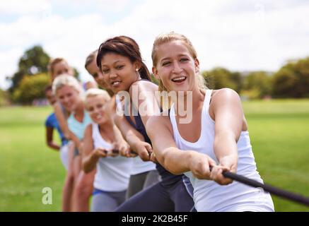 Eins...zwei...drei... Ziehen. Eine kurze Aufnahme eines Mädchens, das im Freien trainiert, um im Tauziehen zu sein. Stockfoto