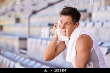 Schwitzen. Aufnahme eines Athleten, der eine Pause vom Training einnahm. Stockfoto