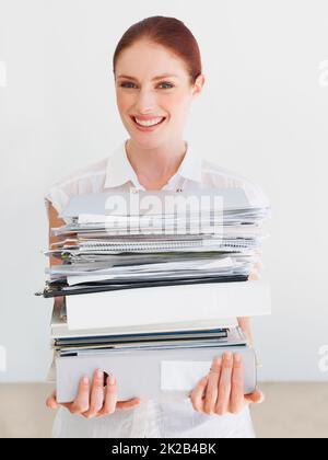 Sie machen ihre Meister per Korrespondenz. Eine schöne Schülerin, die ihre Bücher trägt. Stockfoto