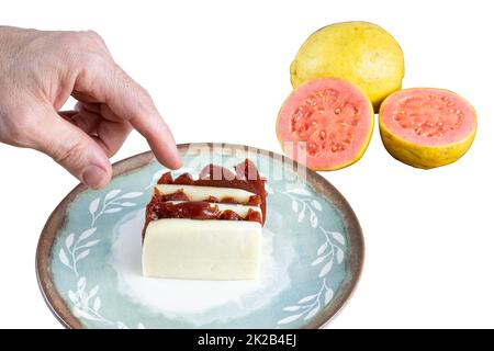 Mann, der gestapelte Scheiben von Guava-Süß- und Quark-White-Hintergrund aufhob. Stockfoto