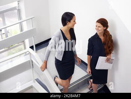 Spontanes Meeting. Aufnahme eines Kollegen, der sich im Treppenhaus zusammennahm. Stockfoto