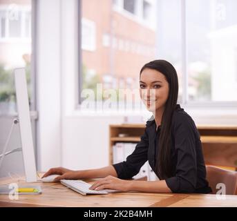 Leben in einer Unternehmenswelt. Aufnahme einer jungen Geschäftsfrau in ihrem Büro. Stockfoto