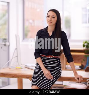 Leben in einer Unternehmenswelt. Aufnahme einer jungen Geschäftsfrau in ihrem Büro. Stockfoto