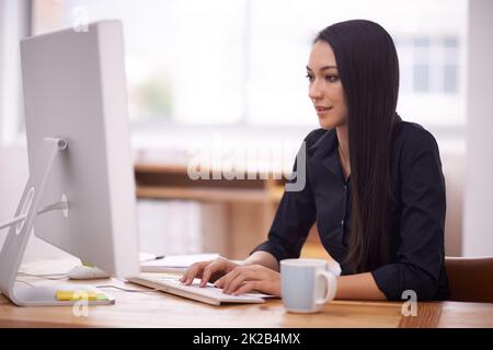 Leben in einer Unternehmenswelt. Aufnahme einer jungen Geschäftsfrau in ihrem Büro. Stockfoto