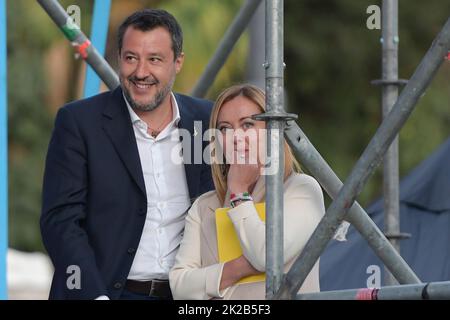 Rom, Italien. 22. September 2022. Matteo Salvini (links) und Giorgia Meloni (rechts) nehmen an der Kundgebung Teil, die den Wahlkampf der Mitte rechts auf der Piazza del Popolo beendet. (Foto: Mario Cartelli/SOPA Images/Sipa USA) Quelle: SIPA USA/Alamy Live News Stockfoto