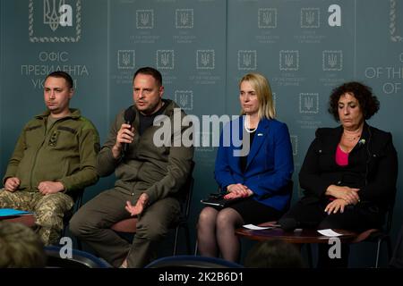 Kiew, Ukraine. 22. September 2022. Der ukrainische Leiter des Büros des Präsidenten Andriy Yermak, 2. rechts, hält eine Pressekonferenz über den Gefangenenaustausch vom Pressezentrum am 22. September 2022 in Kiew, Ukraine. Von links nach rechts: Kyrylo Budanov, Leiter des Nachrichtendienstes des Verteidigungsministeriums, Büro des Präsidenten Andriy Yermak, US-Botschafterin in der Ukraine, Bridget Brink, und Melinda Simmons, britische Botschafterin in der Ukraine. Kredit: Ukrainisches Presidential Press Office/Ukraine Presidency/Alamy Live News Stockfoto