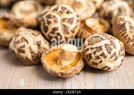 Getrockneter Shiitake-Pilz auf Holzgrund. Gesunde Ernährung. Stockfoto