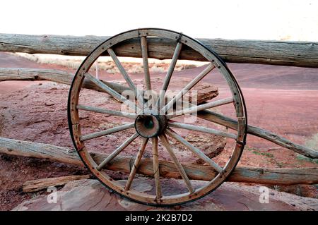 Altes Wagenrad aus Eisen und Holz Stockfoto