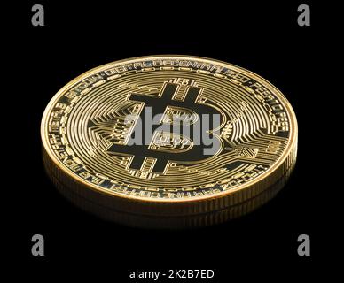 Goldene Münzen mit Bitcoin-Symbol auf Schwarz Stockfoto