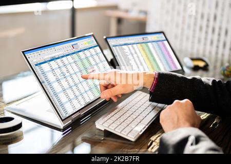 Analysten/Mitarbeiter, Der An Kalkulationstabelle Arbeitet Stockfoto