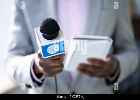 Journalistenbericht Interview. Neuer Broadcasting Reporter Stockfoto