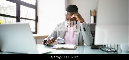 Afrikanischer Geschäftsmann, Müde Und Aufgebracht Stockfoto