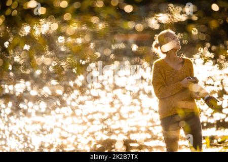 Hübsch, Fotografin Aufnahmen im Freien, an einem wunderschönen Herbsttag - flaches DOF, Farbe getonte Bild Stockfoto