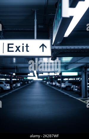 Tiefgarage oder modernen Parkplatz mit vielen Fahrzeugen Stockfoto