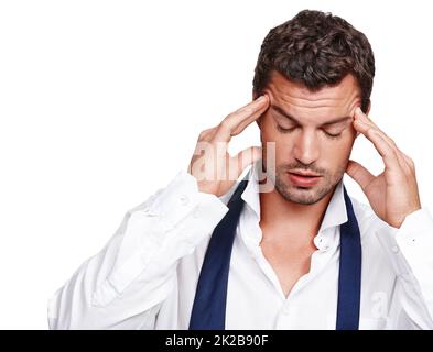 Gestern Abend hat er einen Sturm gefeiert. Ein junger Mann, der an einem wurzelnden Kopfschmerz leidet, während er auf Weiß isoliert ist. Stockfoto