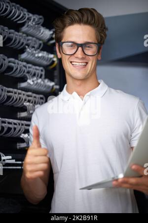 Kümmern Sie sich um Ihre Netzwerkanforderungen. Ein männlicher Techniker gibt Ihnen die Daumen hoch. Stockfoto