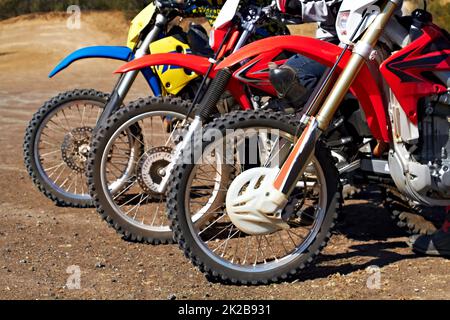 Entwickelt für hartes Gelände. Drei Dirt Bikes stehen in einer Reihe. Stockfoto