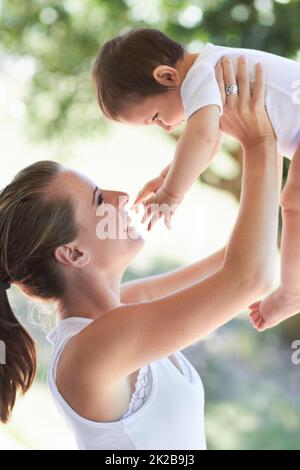 Nichts ist süßer. Aufnahme einer Mutter und ihres kleinen Babys. Stockfoto