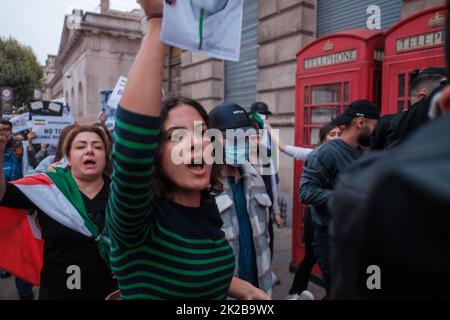 Iranische Proteste brechen nach der Morde an Mahsa Amini durch die Führungsstreitmacht am Donnerstag im Iran aus, weil sie in der Öffentlichkeit und vor kurzem einen Hijab nicht getragen haben Stockfoto