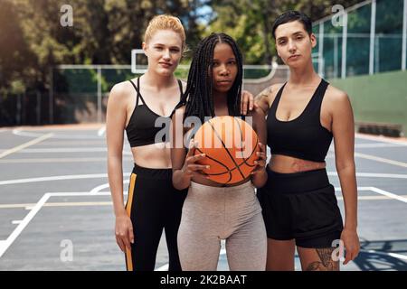 Gewinner warten nicht auf Chancen, sie nehmen sie. Porträt einer Gruppe sportlicher junger Frauen, die auf einem Sportplatz zusammenstehen. Stockfoto