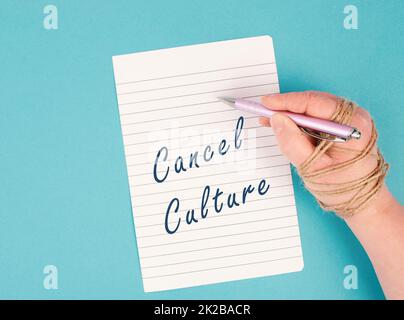 Die Worte Cancel Culture stehen auf einem Papier, mit einem Stift gefesselt, freie Presse, Meinungsfreiheit, Diskriminierung und Zensur, neue Normalität Stockfoto