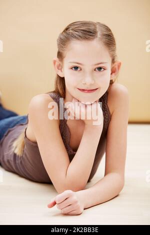 Süß und unschuldig. Beschnittenes Porträt eines niedlichen kleinen Mädchens, das lächelt. Stockfoto