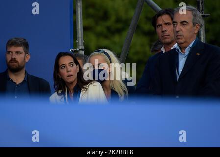 Rom, Italien. 22. September 2022. Die Abgeordnete der Partei Forza Italia und die Freundin von Silvio Berlusconi, Marta Fascina (R), wird zusammen mit Senatorin Licia Ronzulli (L) während der Veranstaltung „Together for Italy“ auf der Piazza del Popolo gesehen, an der die italienischen rechten Parteien Lega, Fratelli d'Italia, Forza Italia und Noi Moderati teilnehmen. Die Veranstaltung stellt das Ende des Wahlkampfes für die Parlamentswahlen vom 25. September 2022 dar. Kredit: SOPA Images Limited/Alamy Live Nachrichten Stockfoto