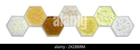 Chemischer Inhaltsstoff in hexagonalem molekularförmigem Behälter. Mikrokristallines Wachs, Kandelillenwachs, Curcuma-Pulver, Flake Salz, Natriumsulfid-Flocken, Schwefelpulver und Cetyl Esters Wax Stockfoto