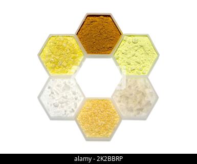 Chemischer Inhaltsstoff in hexagonalem molekularförmigem Behälter. Curcuma Powder, Sulfur Powder, Flake Salz, Candelilla Wax, Cetyl Esters Wax und Natriumsulfid Flocken. Stockfoto