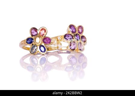 Ruby, Amethyst, blau, lila, grün, Gelb-orangefarbener Saphir-Ring oder Edelsteine auf weißem Hintergrund mit Reflexion. Sammlung von Accessoires für natürliche Edelsteine. Studioaufnahme Stockfoto