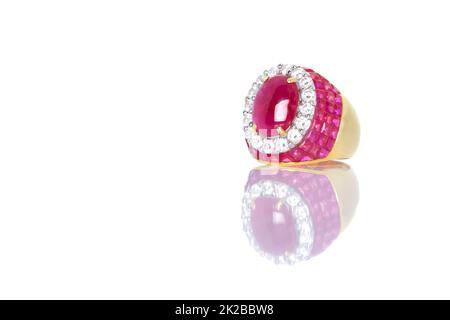 Rubin Saphir und Diamant Schmuck oder Edelsteine Ring auf weißem Hintergrund mit Reflexion. Kollektion von natürlichen Edelsteinen Accessoires. Studioaufnahme Stockfoto