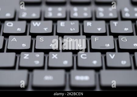 Nahaufnahme der Computertastatur. Alphabetische und japanische hiragana Tastatur eingeben. Stockfoto