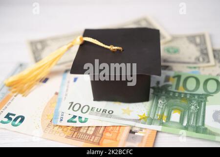 Abschlusslücke auf Euro- und US-Dollar-Banknoten Geld, Lerngebühr Lernkonzept. Stockfoto