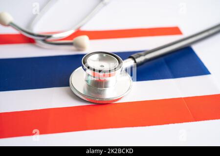 Schwarzes Stethoskop auf Thailand Flagge Hintergrund, Geschäfts-und Finanzkonzept. Stockfoto