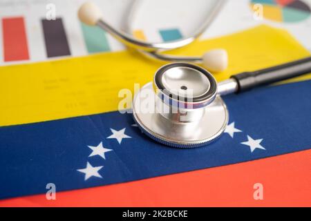 Schwarzes Stethoskop auf venezuela-Flagge mit grafischem Hintergrund, Geschäfts- und Finanzkonzept. Stockfoto