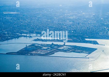 Skyline von Osaka aus Sicht eines Flugzeugs Stockfoto