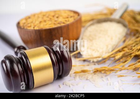 Beurteilen Sie den Hammer mit gutem Getreidreis von der landwirtschaftlichen Farm. Gesetz und Gericht Konzept. Stockfoto