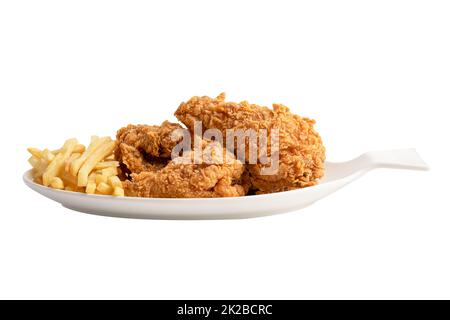 Gebratenes Huhn und Kartoffelchip serviert auf weißem Teller isoliert auf weißem Hintergrund mit Clipping-Pfad, Junk-Food mit hohem Kaloriengehalt Stockfoto