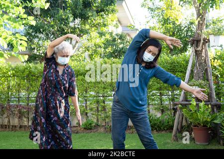 Asiatische ältere oder ältere alte Dame Frau Patient Übung mit glücklich frisch genießen im Park, gesund starke medizinische Konzept Stockfoto