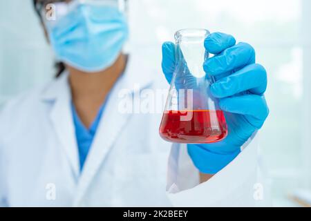 Asian Wissenschaftler Biochemiker oder Mikrobiologe arbeiten Forschung im Labor. Zum Schutz vor Ausbruch Coronavirus Covid19, Bakterien und Keimen. Stockfoto