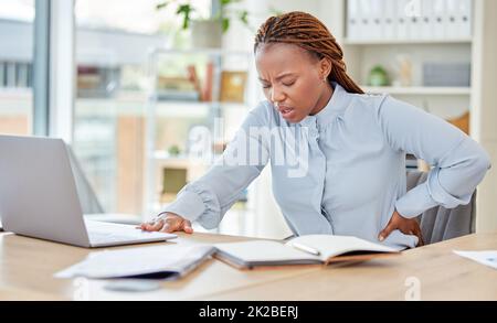 Business schwarze Frau, Rückenschmerzen und Gesundheitsstress, Risiko und Muskelverletzungen an modernen Büroarbeitsplatz Schreibtisch Job. Junger afroamerikaner, unbequem Stockfoto