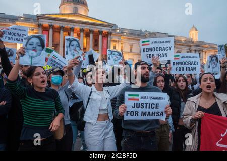 Iranische Proteste brechen nach der Morde an Mahsa Amini durch die Führungsstreitmacht am Donnerstag im Iran aus, weil sie in der Öffentlichkeit und vor kurzem einen Hijab nicht getragen haben Stockfoto