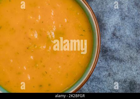 Herbst Karotten- und Koriandersuppe mit Creme Stockfoto