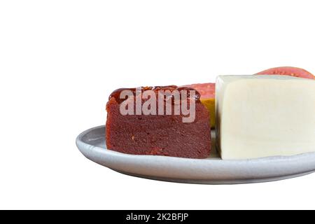 Nahaufnahme von Guava-Süßkäse und Quark in Form eines Bar White-Hintergrunds. Stockfoto