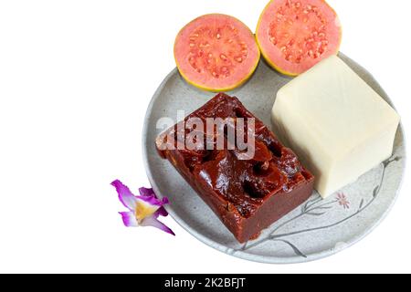 Guava süß und Quark in Form einer Bar neben Flower white Hintergrund. Stockfoto