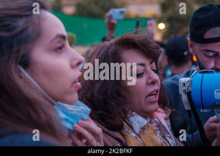 Iranische Proteste brechen nach der Morde an Mahsa Amini durch die Führungsstreitmacht am Donnerstag im Iran aus, weil sie in der Öffentlichkeit und vor kurzem einen Hijab nicht getragen haben Stockfoto