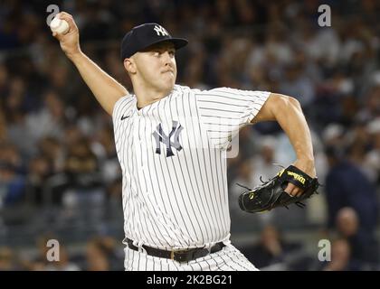 New York City, Usa. 22. September 2022. New York Yankees startet Pitcher Jameson Taillon wirft im ersten Inning gegen die Boston Red Sox im Yankee Stadium in New York City am Donnerstag, 22. September 2022. Foto von John Angelillo/UPI Credit: UPI/Alamy Live News Stockfoto